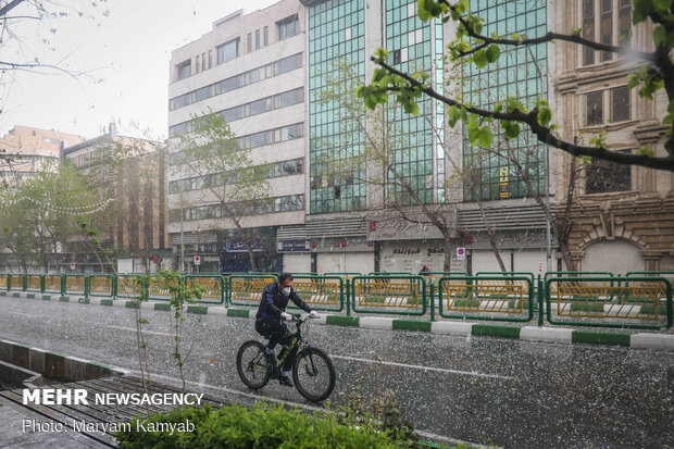 Hailstorm hits Tehran on Thursday
