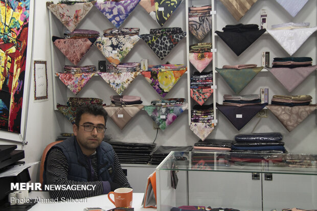مسعود همتی۳۴ ساله متاهل ودارای ۱ فرزند
مغازه برای او نیست اما در این مغازه به عنوان فروشنده کار می کند و ۲ ماه اجاره خانه اش عقب افتاده
