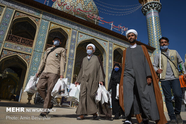 توزیع اقلام بین مجاورین حرم حضرت سید علاالدین حسین(ع) شیراز