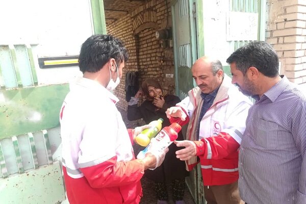 گندزدایی ۱۸ روستای شهرستان خوسف به همت اعضای جمعیت هلال احمر