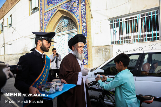 توزیع بسته های تبرکی توسط خادمان مسجد مقدس جمکران