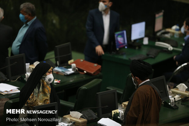 İran Meclisi'ndeki açık oturumdan kareler