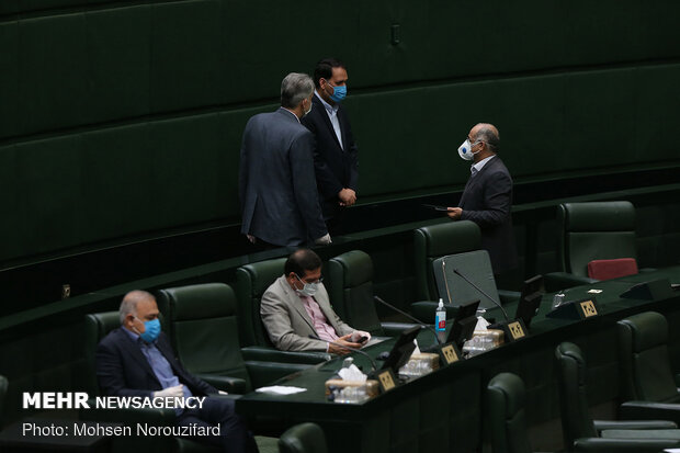 İran Meclisi'ndeki açık oturumdan kareler