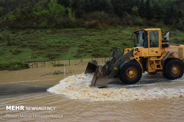 مسدود شدن جاده آستارا به تالش به علت طغیان رودخانه