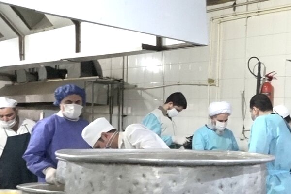 توزیع غذای نذری آستان قدس رضوی در بیمارستان پورسینای رشت