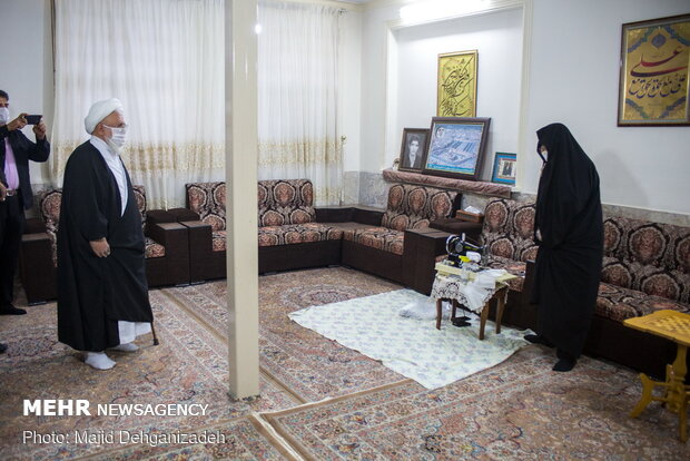 دیدار امام جمعه یزد با مادر شهید تقدیر شده از سوی مقام معظم رهبری