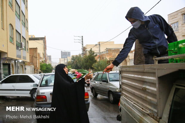 اهداء گل و جشن خیابانی نیمه شعبان در قم