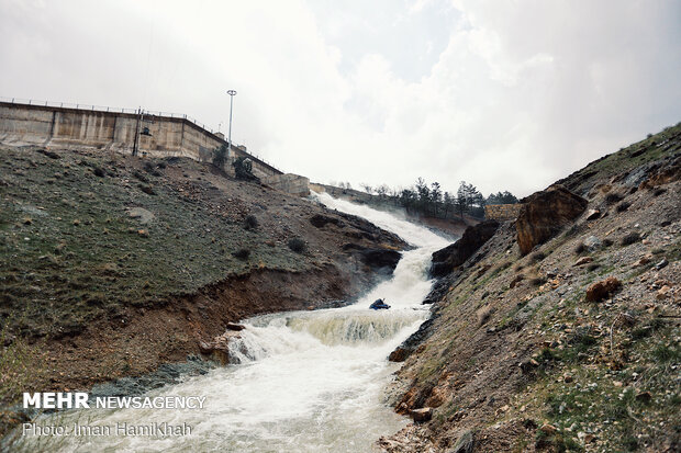 Hamedan Dam in west Iran overflows