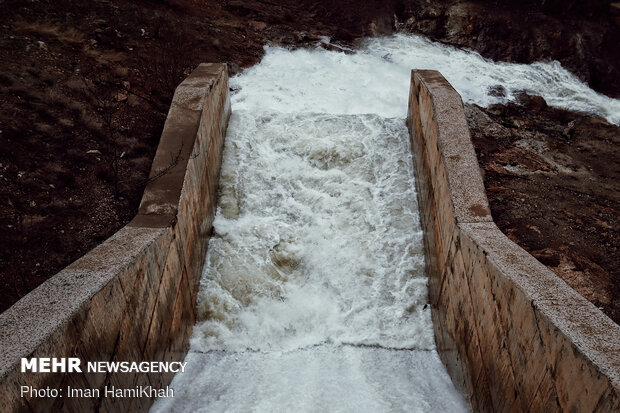 Hamedan Dam in west Iran overflows