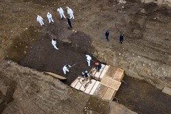 New York'ta kovid-19'dan ölenler toplu mezarlara gömülüyor