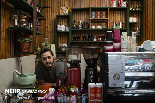 بهمن نصیری خواه ۳۰ ساله و بیشتر از ۱۰ سال که در زمینه قهوه فعالیت می کند.او می گوید که یکی از اتفاق های آزاردهنده بلا تکیلف بودن آنها است که نمی دانند تا چه زمانی باید تعطیل باشند. او اعتقاد دارد اپیدمی کرونا بزرگترین ضربه را به کسب و کارها زده است.