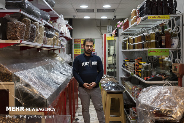 میلاد علیپور ۲۶ ساله و پنج سال است که مغازه خشکبار فروشی دارد.او می گوید: چندین نفر از این مغازه نان می خورند و برای شب عید کلی جنس گرفته است و چک دارد اما فروش ندارد. مغازه او اجاره ای است و میگوید اگر چیزی نفروشم چگونه اقساط صاحب مغازه را پرداخت کنم.