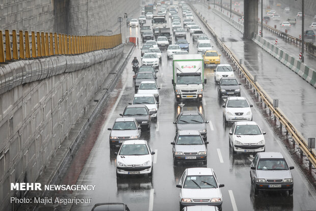 بارش برف و باران در پایتخت بار ترافیکی صبحگاهی را سنگین کرد
