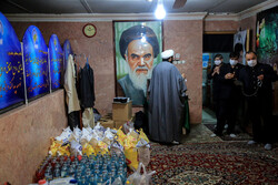 مشہد مقدس میں مہربانی پروگرام کے تحت غذائی اشیاء کی تقسیم
