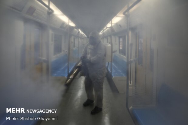 عمليات تعقيم قطارات مترو الانفاق في العاصمة طهران