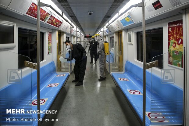 عمليات تعقيم قطارات مترو الانفاق في العاصمة طهران