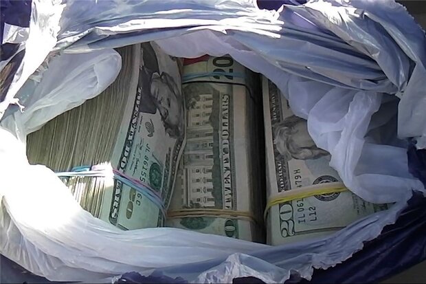 کشف ۴۲ هزار «دلار» قاچاق از یک خودرو 