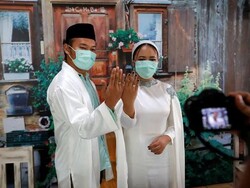 انڈونیشیا میں شادی کی انوکھی تقریب/ مہمانوں کی آن لائن شرکت