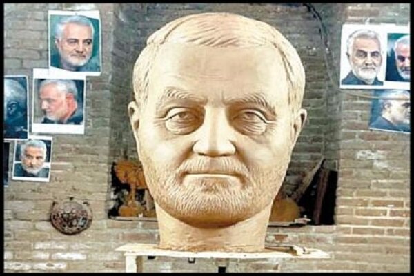 ساخت تندیس شهید سردار سلیمانی به دست هنرمند مجسمه‌ساز قزوینی