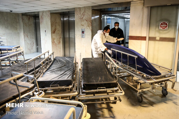 Seminary students assisting medical staff in Baqiatallah Hospital amid outbreak