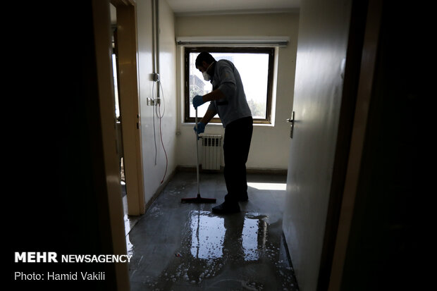 Seminary students assisting medical staff in Baqiatallah Hospital amid outbreak