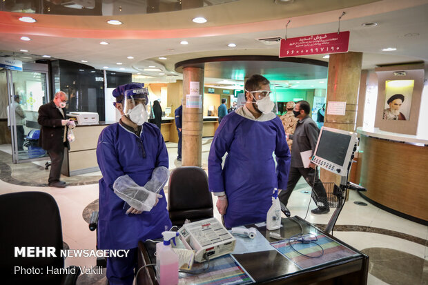 Seminary students assisting medical staff in Baqiatallah Hospital amid outbreak