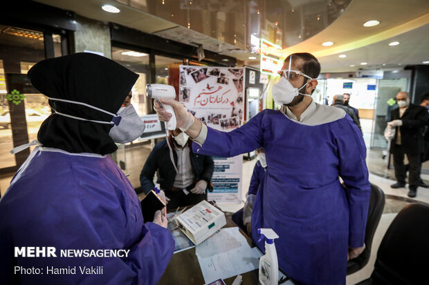 Seminary students assisting medical staff in Baqiatallah Hospital amid outbreak