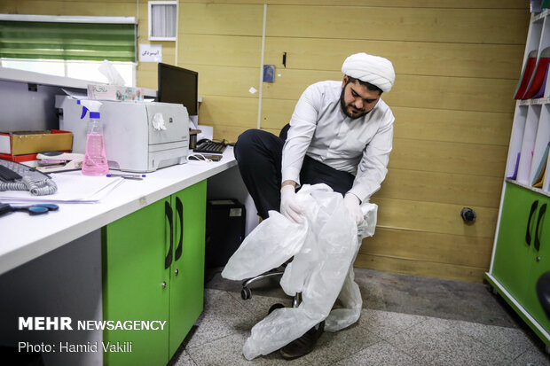 Seminary students assisting medical staff in Baqiatallah Hospital amid outbreak