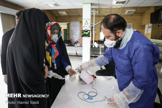 Seminary students assisting medical staff in Baqiatallah Hospital amid outbreak