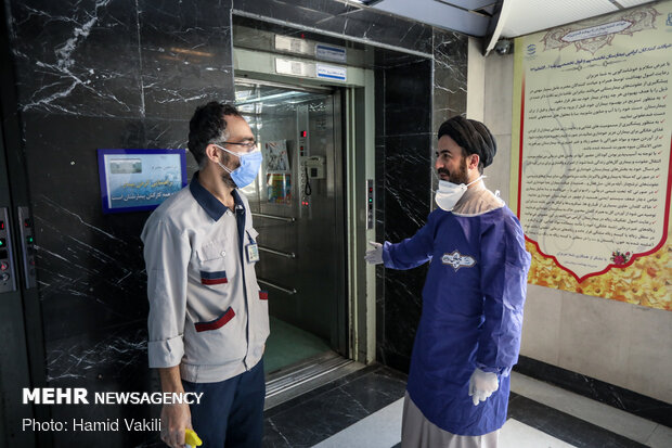 Seminary students assisting medical staff in Baqiatallah Hospital amid outbreak