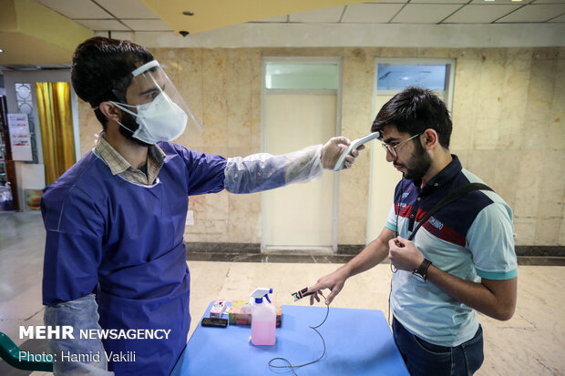 Seminary students assisting medical staff in Baqiatallah Hospital amid outbreak