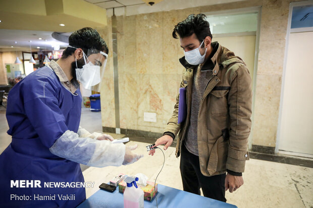 Seminary students assisting medical staff in Baqiatallah Hospital amid outbreak