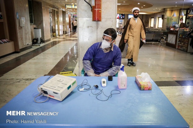 Seminary students assisting medical staff in Baqiatallah Hospital amid outbreak