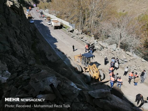 Landslide blocking Karaj-Chalus road 