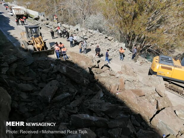 Landslide blocking Karaj-Chalus road 