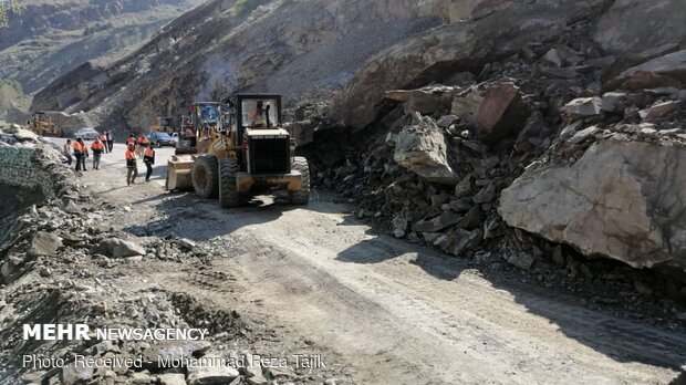 Landslide blocking Karaj-Chalus road 