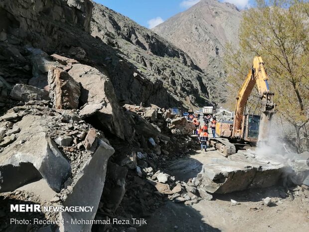 Landslide blocking Karaj-Chalus road 
