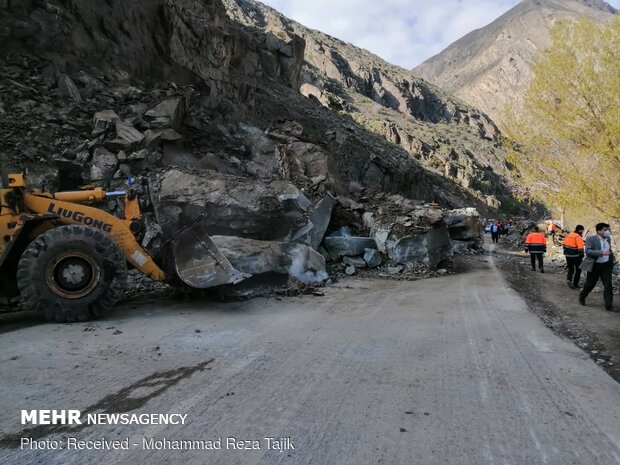 Landslide blocking Karaj-Chalus road 