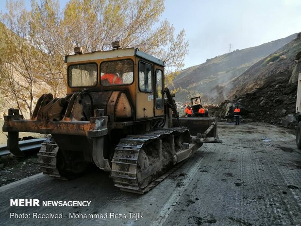 Landslide blocking Karaj-Chalus road 