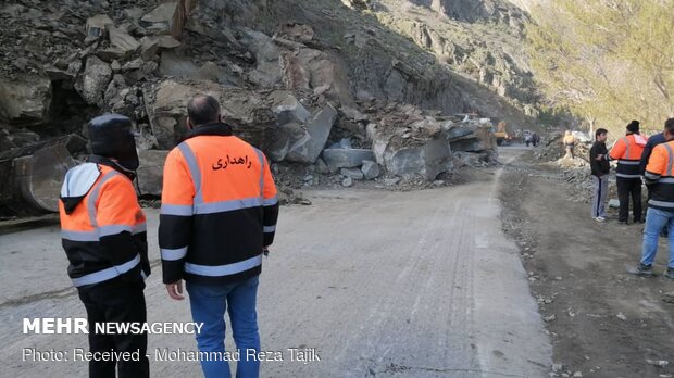 Landslide blocking Karaj-Chalus road 