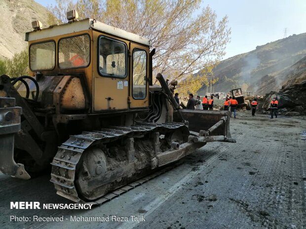 Landslide blocking Karaj-Chalus road 