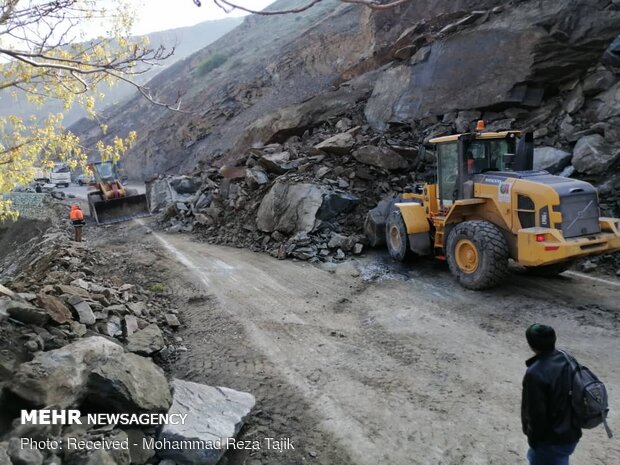 Landslide blocking Karaj-Chalus road 