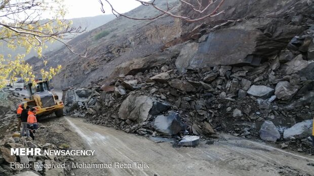 Landslide blocking Karaj-Chalus road 