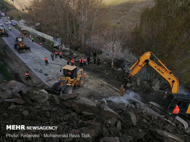 Landslide blocking Karaj-Chalus road 