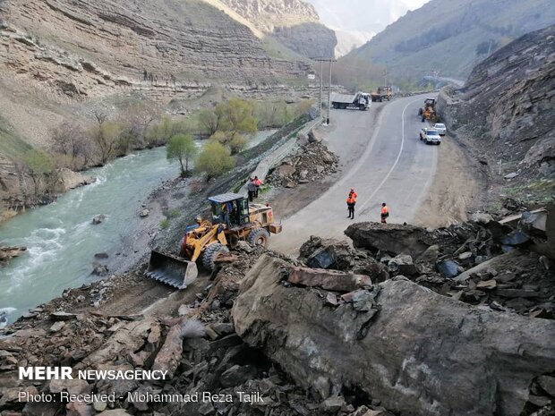 Landslide blocking Karaj-Chalus road 