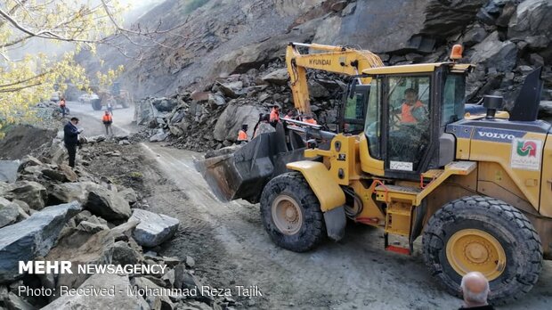 Landslide blocking Karaj-Chalus road 