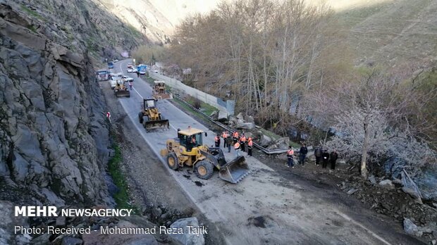 Landslide blocking Karaj-Chalus road 