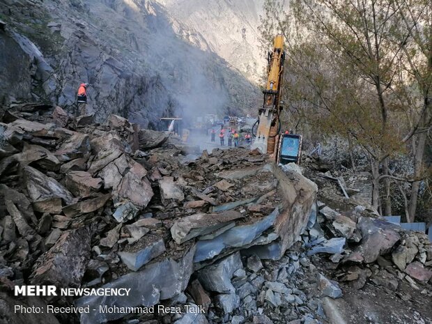 Landslide blocking Karaj-Chalus road 