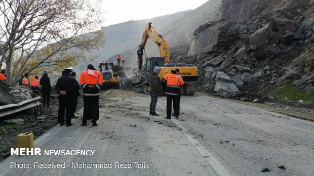 Landslide blocking Karaj-Chalus road 