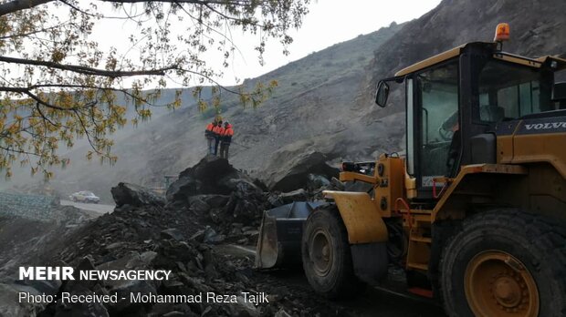 Landslide blocking Karaj-Chalus road 